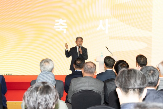 지난 20일 정해권 의장이 ‘인천아트쇼 2025’에서 축사하는 모습. 사진=인천시의회