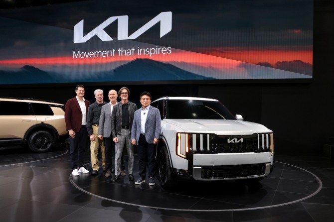 신형 텔루라이드 앞에서 (왼쪽부터)에릭 왓슨(Vice President of Sales Operations, Eric Watson) 기아 미국법인 영업담당 상무, 러셀 와거(Vice President of Marketing, Russell Wager) 기아 미국법인 마케팅담당 상무, 디렉터 오스 헤드릭(Executive Director of Product Planning, Orth Hedrick) 기아 미국법인 상품담당, 탐 컨스(Senior Chief Designer, Kia Design Center America, Tom Kearns) 기아 미국 디자인센터 수석 디자이너, 윤승규 기아 북미권역본부장(부사장)이 기념촬영을 하고 있다. 사진=기아