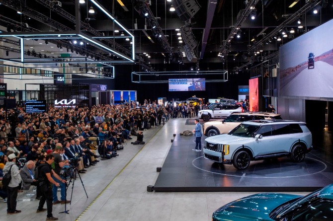 신형 텔루라이드 보기 위해 기아 전시 부스에 운집한 관객들 앞에서 윤승규 기아 북미권역본부장(사장)이 차량에 대해 설명하고 있다.  사진=기아