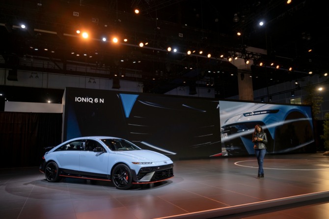 임원 올라비시 보일(Olabisi Boyle) 현대차 북미 제품 담당이 ‘아이오닉 6 N’을 소개하고 있다. 사진=현대차