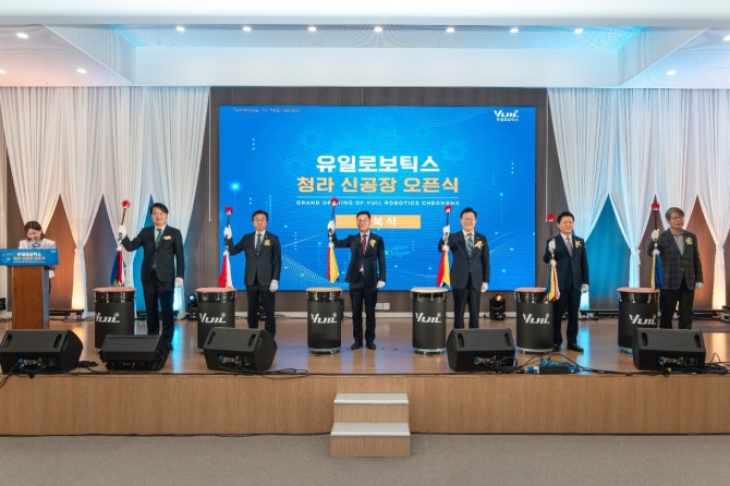 (좌측부터) 강범석 인천광역시 서구청장, 이용우 국회의원, 김동헌 대표이사, 하병필 인천광역시 행정부시장, 서동만 글로벌 최고경영자클럽 회장, 김진오 한국AI로봇산업협회장이 오픈식에서 유일로보틱스의 발전을 기리며 타북식 기념촬영을 하고 있다.  사진=유일로보틱스