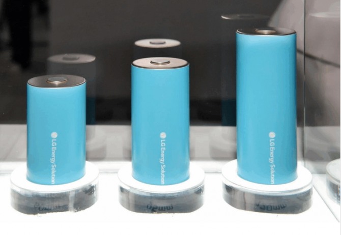 LG 에너지 솔루션(LGES)의 46시리즈 원통형 배터리가 더 높은 출력, 빠른 충전 속도, 향상된 열 관리 기능을 앞세워 전 세계 전기차(EV) 제조사들의 관심을 끌고 있다. 사진=LG에너지솔루션