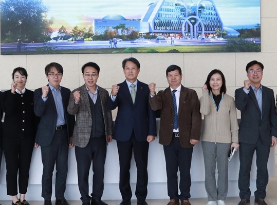 박성호 부산진해경제자유구역청장(왼쪽 세 번째)이 4월 프레스티지바이오파마 혁신신약연구원(IDC)을 찾아 고상석 대표(왼쪽 네 번째)와 바이오산업 발전과 글로벌 시장 진출을 위한 간담회를 가졌다. 사진=부산진해경제자유구역청