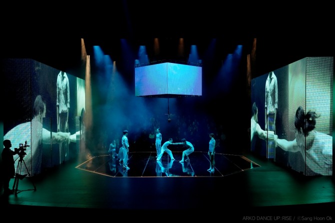 이해니 안무의 'Pan_Opticon- Unseen_Code'