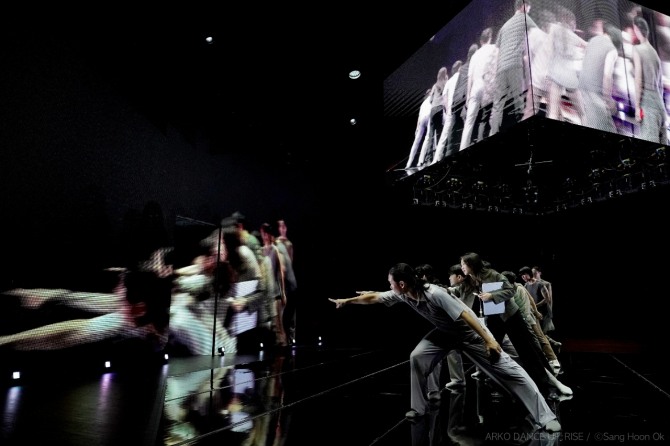 이해니 안무의 'Pan_Opticon- Unseen_Code'