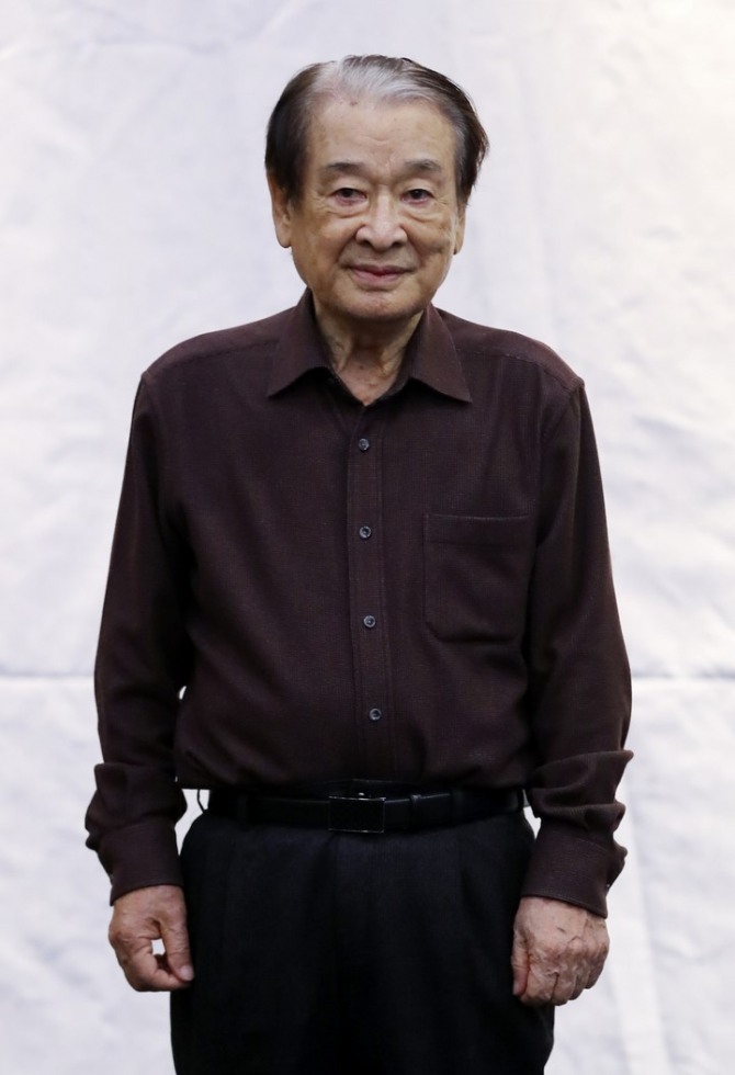 2023년 리어왕 역의 배우 이순재가 서울 SNU 장학빌딩 베리타스홀에서 열린 연극 리어왕 연습실 공개 행사에서 포즈를 취하고 있다. 사진=뉴시스