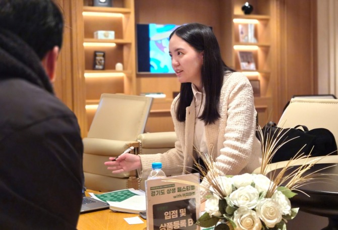 G마켓은 지난 25일 경기도 소재 중소기업·소상공인을 대상으로 ‘무료 판매 컨설팅’을 진행했다고 26일 밝혔다.  지난 25일 신세계남산에서 열린 경기도 중소셀러 판매컨설팅에서 G마켓 MD가 무료 상담을 진행 중인 모습. 사진=G마켓