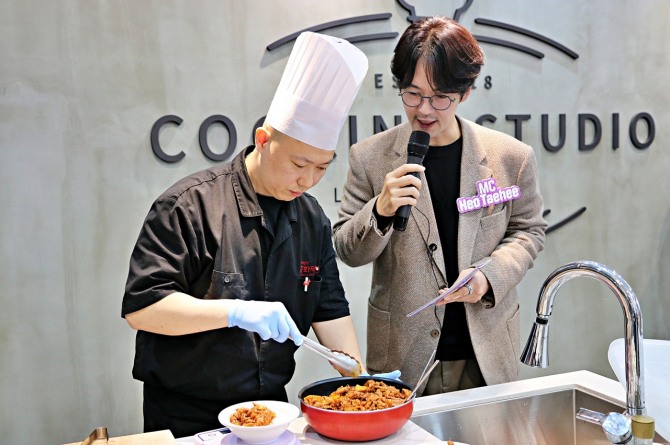 ’김주방장중화제육’ 김형찬 대표가 ‘효녀 심청 신제품 출시 프로젝트’ 최종 품평회에서 ‘중화제육두부덮밥&바오번’ 메뉴를 선보이고 있다.  사진=롯데웰푸드