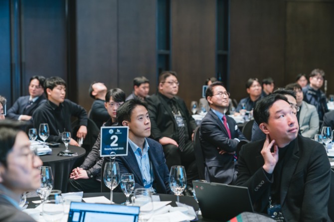 컨퍼런스에 참여한 보안 산업 관련 기업, 학계 관계자들. 사진=한국보안관리학회