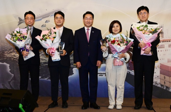 유정복 인천광역시장이 25 연수구 쉐라톤호텔에서 열린 '2025년 인천광역시 물류의날' 행사에서 물류발전대상 시상을 하고 있다.=사진 인천시