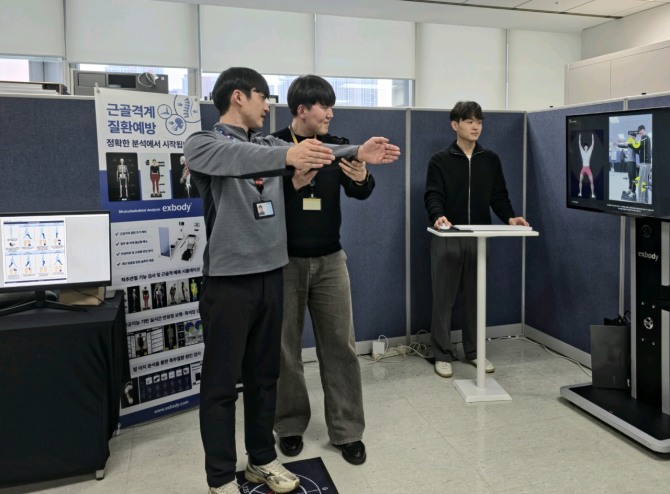 삼성전자서비스 엔지니어가 안전 체험 전시관에서 3D 장비를 통한 근골격 분석을 진행하고 있다. 사진=삼성전자서비스