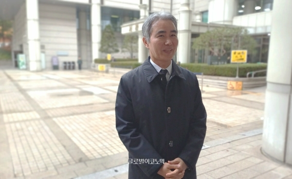 장현국 넥써쓰 대표가 서울법원종합청사에서 27일 자본시장법 위반 혐의 항소심에서 무죄 판결을 받은 후 취재진들을 만나 소감을 말하고 있다. 사진=이원용 기자