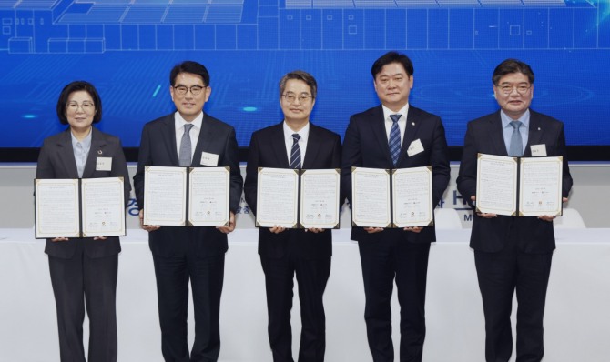 28일 김보라 안성시장(왼쪽 첫번째)이 김동연 경기도지사, 윤종군 국회의원, 현대차·기아 양희원 사장, 경기주택도시공사(GH) 김용진 사장과 함께 '현대자동차(주)·기아(주) 미래 모빌리티 배터리 안성 캠퍼스 조성'을 위한 업무협약 체결 기념 촬영을 하고 있다. 사진=안성시