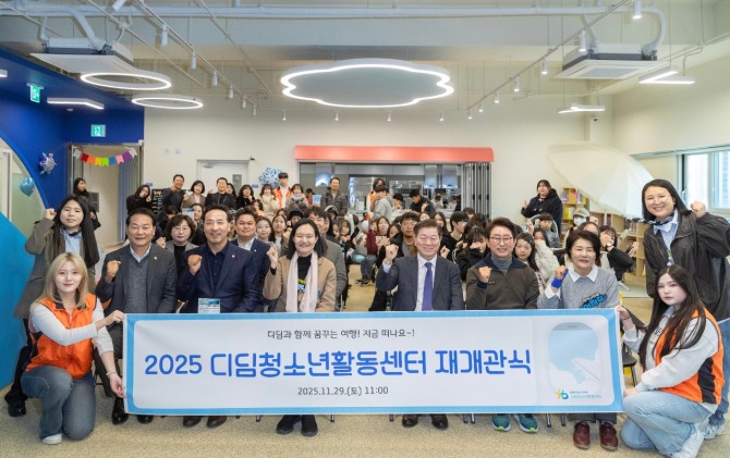 지난 29일 박승원 광명시장이 디딤청소년활동센터 재개관식에 참석해 기념사진을 촬영하고 있다. 사진=광명시