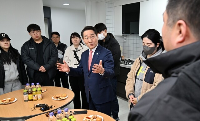 지난 6일 유정복 인천시장이 미추홀구 도화동에서 인천형 주거지원 사업인 천원주택(매입임대주택)에서 입주 신청자들과 간담회를 하고 있다. 사진=인천시