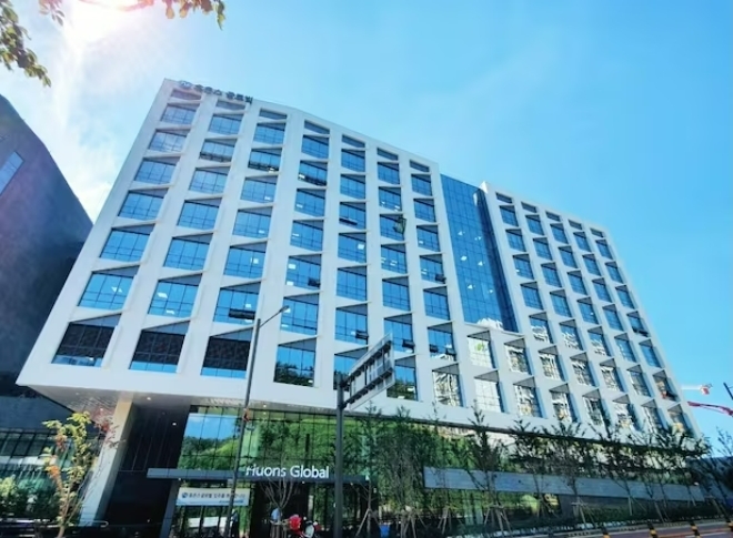 안구건조증 치료제 시장은 디지털 기기 사용 증가와 인구 고령화로 빠르게 성장하고 있다. 이런 가운데 휴온스가 안구건조증 치료제 임상 1상 시험에서 안전성과 내약성을 확인했다. 사진=휴온스