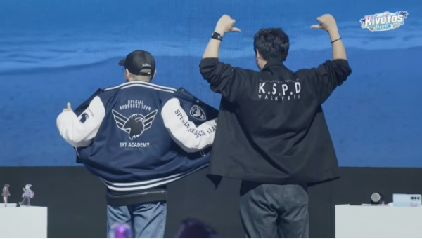 블루 아카이브 OST Vol.6 공식 굿즈인 'S.R.T 특수학원' 옷을 입고 있는 김용하 IO본부장(왼쪽)과 발키리 경찰학교 옷을 입고 있는 안경섭 디렉터. 사진=넥슨