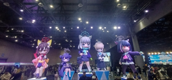 킨텍스에서 11월 30일 열린 '블루 아카이브 4주년 페스티벌'이 열렸다. 현장에 설치된 마스코트 캐릭터들의 대형 조형물. 왼쪽부터 '이즈나', '키사키', '시로코', '토키', '카즈사'. 사진=이원용 기자