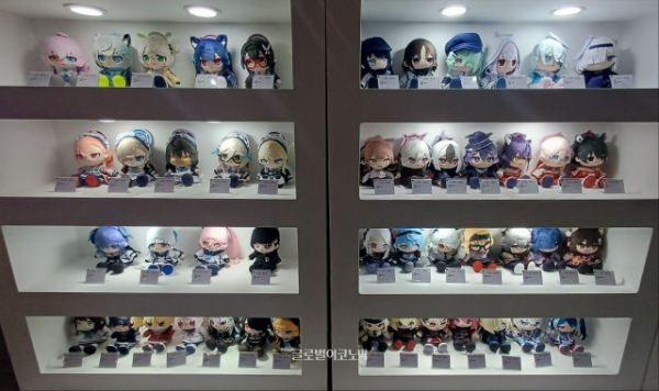 굿스마일 컴퍼니 파트너 전시 부스. 블루 아카이브 속 캐릭터들의 인형 상품들이 대거 전시됐다. 사진=이원용 기자