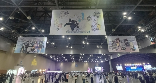 킨텍스 제1전시장에 열린 블루 아카이브 4주년 페스티벌 입구에서 바라본 행사장과 천장에 걸린 공식 일러스트들. 사진=이원용 기자