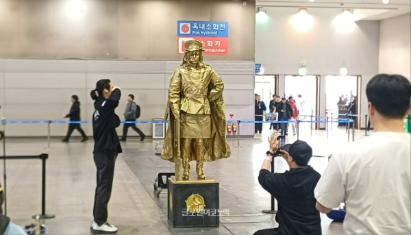 마코토 의장님의 동상이 출입구에 설치됐다. 사진=이원용 기자