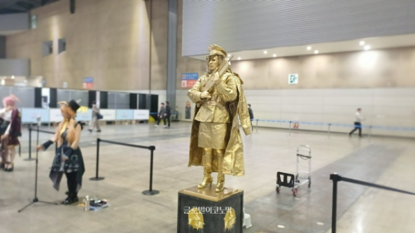 동상이 움직인다. 사진=이원용 기자