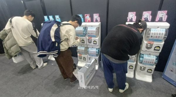 공식 굿즈 공간에는 무작위로 작은 굿즈를 획득할 수 있는 뽑기 공간도 마련됐다. 사진=이원용 기자
