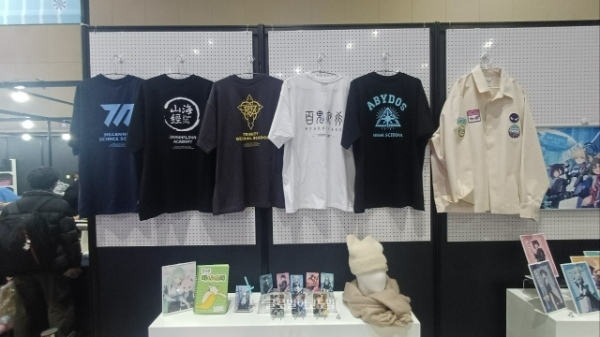 공식 굿즈 팝업 스토어에 전시된 4주년 기념 의류들. 사진=이원용 기자