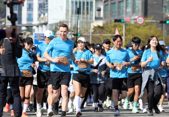 올해 4월 개최했던 메르세데스-벤츠 기브앤레이스에서 마티아스 바이틀메르세데스-벤츠코리아 대표(가운데 왼쪽 첫 번째)가 출발선을 지나고 있다. 사진=DB