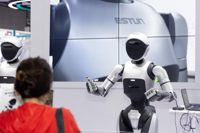 지난해 9월 24일 상하이에서 열린 '제24회 중국국제공업박람회'에 전시된 휴머노이드 로봇. 사진=신화/뉴시스