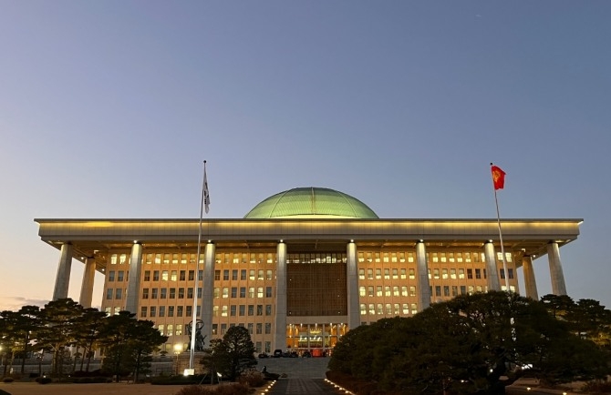 2024년 12월 3일 계엄 직전 평화로운 국회의사당 전경. 사진=정준범 기자