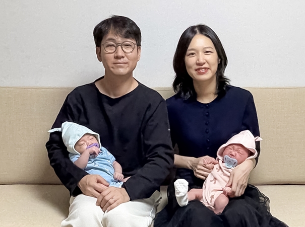 최지언 한화호텔앤드리조트 설악사업본부 과장(왼쪽) 가족. 10월 쌍둥이 출산으로 2000만원의 육아동행지원금 혜택을 받았다. 사진=아워홈