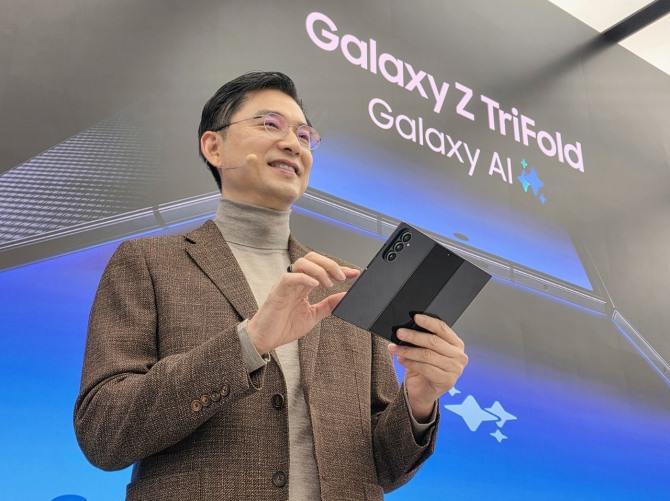 임성택 삼성전자 한국총괄장 부사장이 2일 미디어행사에서 '갤럭시 Z 트라이폴드' 제품을 선보이고 있다. 사진=삼성전자