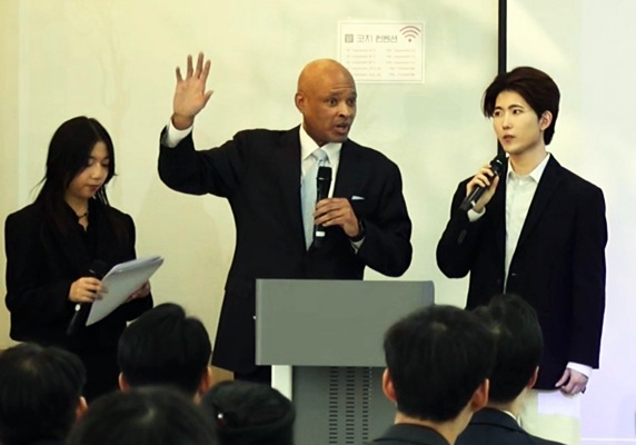 Kenneth Maxwell Nance 박사가 축사를 하고 있다. 맨 왼쪽이 김도윤 실장, Nance 박사, 정도대 VAN 대표. 사진=VAN