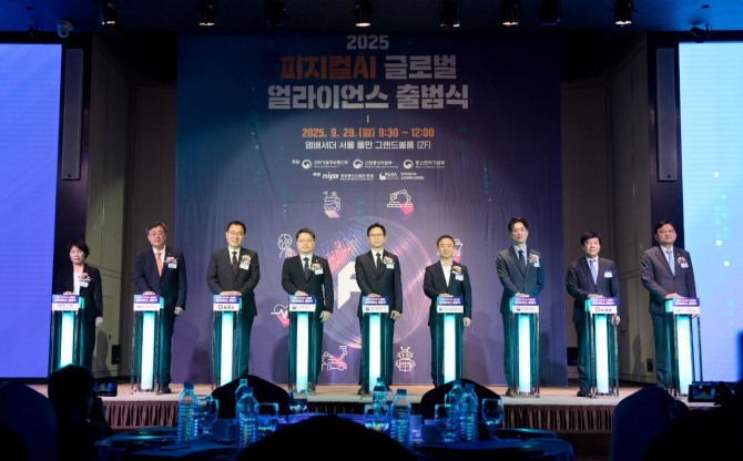 배경훈 과학기술정보통신부 장관이 지난 9월 서울 중구 앰배서더풀만호텔에서 열린 '피지컬 AI 글로벌 얼라이언스 출범식'에서 기념촬영 하고 있다. 사진=뉴시스