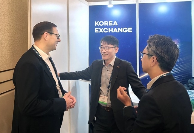 박상욱 한국거래소 파생상품시장본부장보(가운데)는 이달 3~4일(현지시각) 싱가포르에서 열리는 국제파생상품협회(FIA) EXPO에 참가해 KRX 홍보부스를 찾은 현지 기관투자자를 대상으로 KRX 파생상품시장을 소개하고 있다. 사진=한국거래소