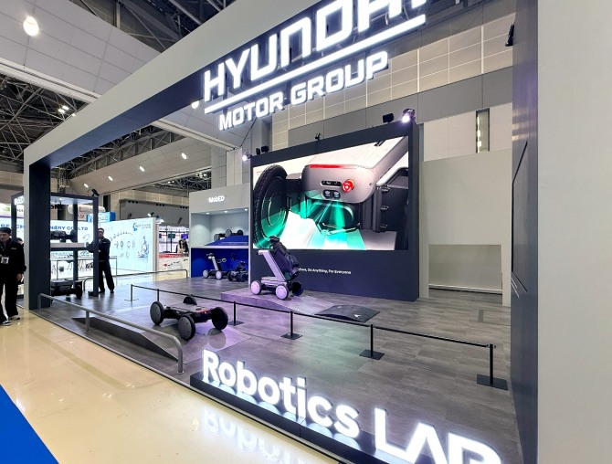 일본 국제 로봇 전시회(IREX) 현대차그룹관에서 충전 중인 ‘모베드(MobED) 프로(Pro)’ 모델. 사진=현대차·기아