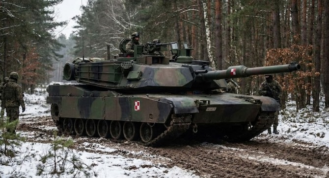 폴란드가 유럽 내 최강의 기갑 부대 건설을 목표로 전력 증강에 박차를 가하고 있다. 이미지=제미나이3 제공