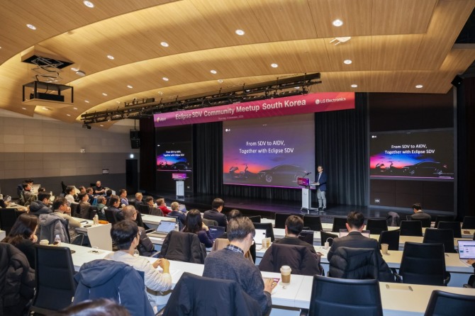 LG전자 VS사업본부장 은석현 부사장이 SDV 오픈소스 생태계 구축을 위한 글로벌 개발자대회 '이클립스 SDV 커뮤니티 밋업'에 참여한 SDV 핵심기업 관계자 및 개발자들에게 환영사를 하고 있다. 사진=LG전자