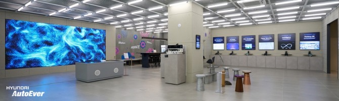 [사진] 현대오토에버 '이노엑스 스튜디오(InnoX Studio)'의 내부 전경. 기업 고객들은 현대오토에버가 제공하는 ▲차량SW ▲ERP 설루션 ▲보안 설루션 등을 확인해 볼 수 있다. 사진=현대오토에버