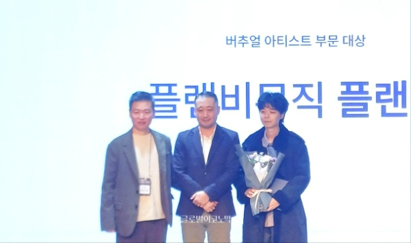 왼쪽부터 KOVHIA의 서국한·오제욱 공동협회장과 '빕어' 임준형 플랜비뮤직 대표. 사진=이원용 기자