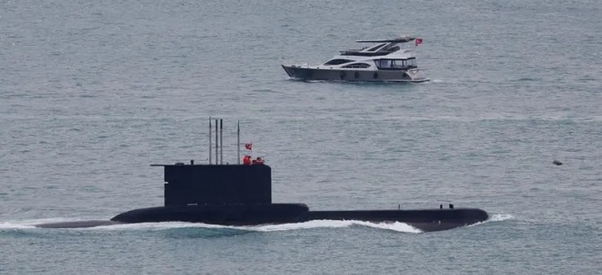 2022년 3월 3일, 트뤼키예 이스탄불에서 트뤼키예 해군의 아이급 잠수함이 보스포루스를 항해하며 마르마라 해로 향하고 있다. 사진=로이터