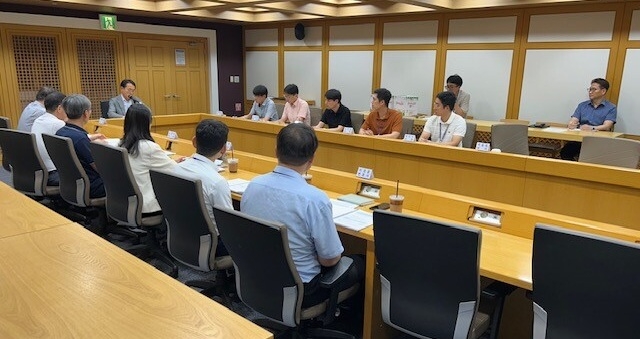 한국농어촌공사가 올 한 해 동안 국민부담을 완화하고 경제 활력을 높이기 위해 추진한 규제개혁 과제 18건의 성과를 공개했다. 규제개혁 과제 정비 회의 진행 모습. 사진=농어촌공사