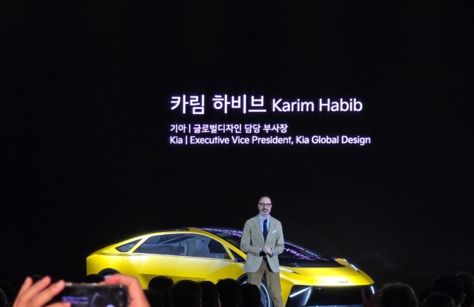 카림 하비브 기아 글로벌 디자인 담당 부사장이 '비전 메타투리스모' 앞에서 인사말을 전하고 있다. 사진=글로벌이코노믹