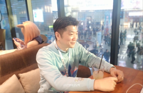 김종호 네오위즈 사업부장이 애니메이션 게임 페스티벌(AGF) 2025가 열린 일산 킨텍스의 한 카페에서 본지와 인터뷰를 하고 있다. 사진=이원용 기자