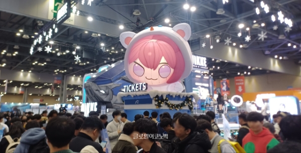 니케 공식 부스의 '도로롱' 조형물. 사진=이원용 기자