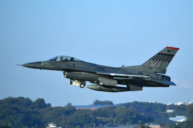 미국 국무부는 5일(현지 시간) 유도폭탄 GBU-39 SDB 624발 관련 장비의 한국 수출을 승인했다고 밝혔다. 사진은 존 대니얼 케인 미국 합참의장이 탑승한 주한 미 공군 F-16이 지난달 3일 연합 편대비행 공중 지휘를 하기 위해 이륙하고 있는 모습. 사진은 기사와 직접적인 관련 없음. 사진=합동참모본부