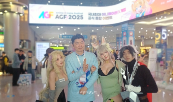 김종호 네오위즈 사업부장(왼쪽에서 두 번째)가 '브라운더스트2' 코스프레를 한 방문객들과 기념 촬영을 하고 있다. 사진=이원용 기자