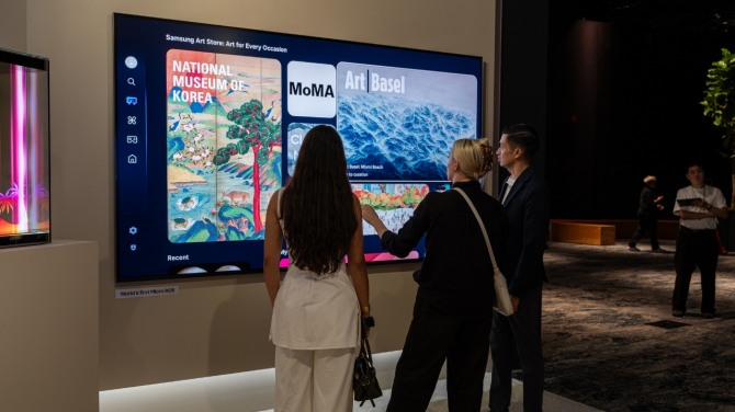 관람객이 삼성 마이크로 RGB에서 삼성 아트 스토어에 입점한 다양한 갤러리들을 살펴보고 있다. 사진=삼성전자