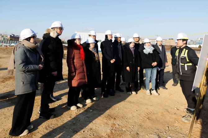 지난 4일 부천시의회 도시교통위원회 위원들이 정례회 기간중 오정구 군부대를 방문해 현장상황을 공사 관계자에게 설명을 듣고 있다.  사진=부천시의회